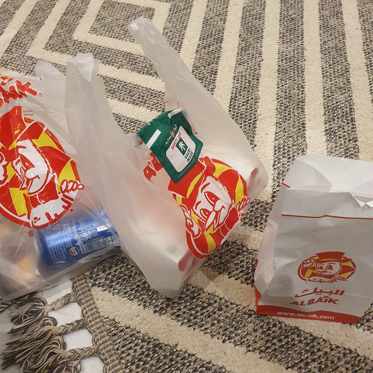Lo2948's tweet photo. @Keetaglobal_ksa طلبت والطلب جاء ناقص بدون المسحب اللي سعره 19 ريال يعني دفعت 19 ريال على الفاضي وهذي مو اول مره !!!!!! و إذا ما رجعت 19 ريال زي ماهي لا اشتكي لوزارة التجارة بعدين صاحين انتوا احد ينسى المسحب هذا اهم شيء في البيك!!!! https://t.co/OTeOcnmxqE