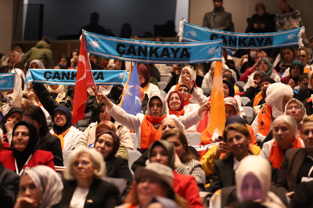 📍 AK Parti Ankara İl Kadın Kolları Kongresi

AK Parti, aydınlık Türkiye yolculuğunda kadınları her zaman merkeze alan büyük bir hareket olmuştur. Bugün, Ankara İl Kadın Kolları Kongremizde bu kutlu yürüyüşe gönül veren dava arkadaşlarımızla bir araya geldik.

Başkentimize bugüne
