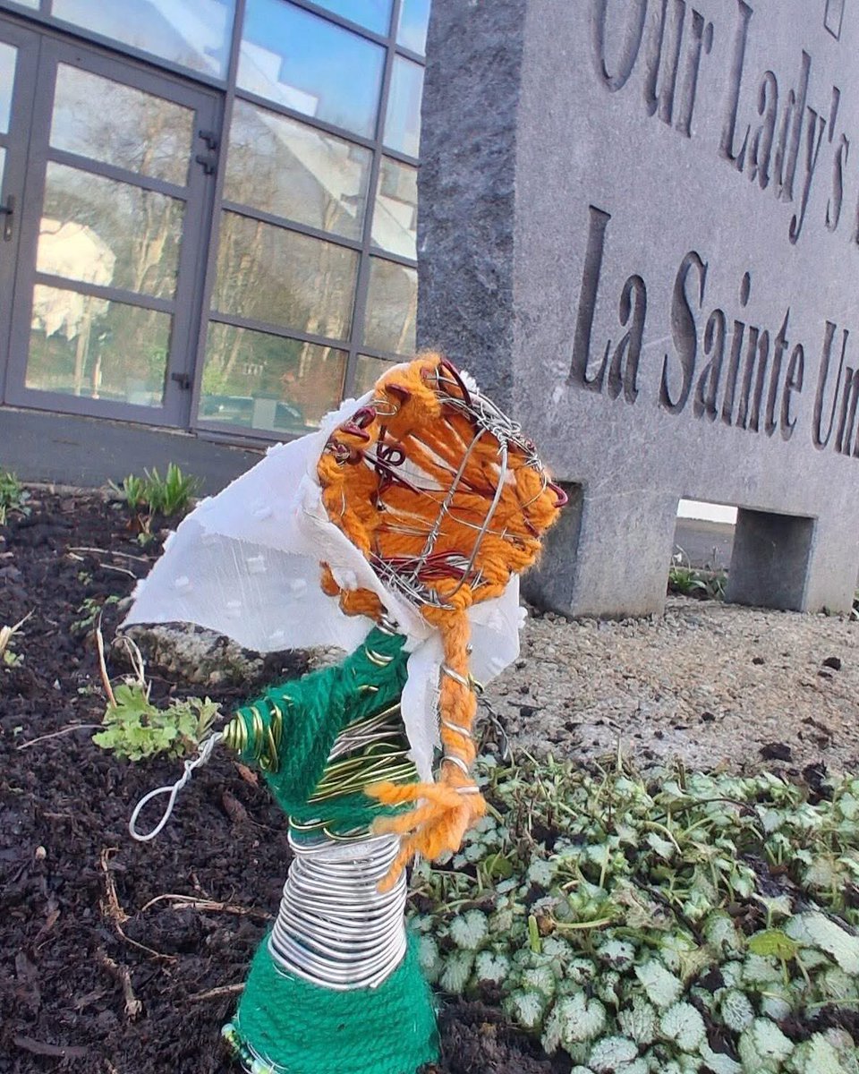 OLBAthlone's tweet photo. Tá na ‘Brídeógs’ go léir a chruthaigh rang ealaíne na cuigiú bliana i ngairdín na scoile anois. Cuirfidh siad fáilte is fiche roimh Naomh Bríd dá féile ‘Imbolc’ nuair a rachaidh sí tharainn. Míle buíochas do mhúinteoir ealaíne Ms Henriques🤩 #láfhéilebríde #traidisiún https://t.co/COWfAc6Vky