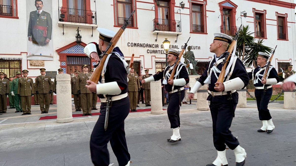COMGECEU_ET's tweet photo. Hoy en la plaza de África la Unidad Logística n° 23 #ULOG23 de la #COMGECEU ha realizado un solemne acto de Arriado de 🇪🇸 presidido por el Comandante General de #Ceuta con ocasión de S. Juan Bosco, Patrón del Cuerpo de Especialistas del @EjercitoTierra 
@MCANA_ET https://t.co/8zvyUQ2A8N
