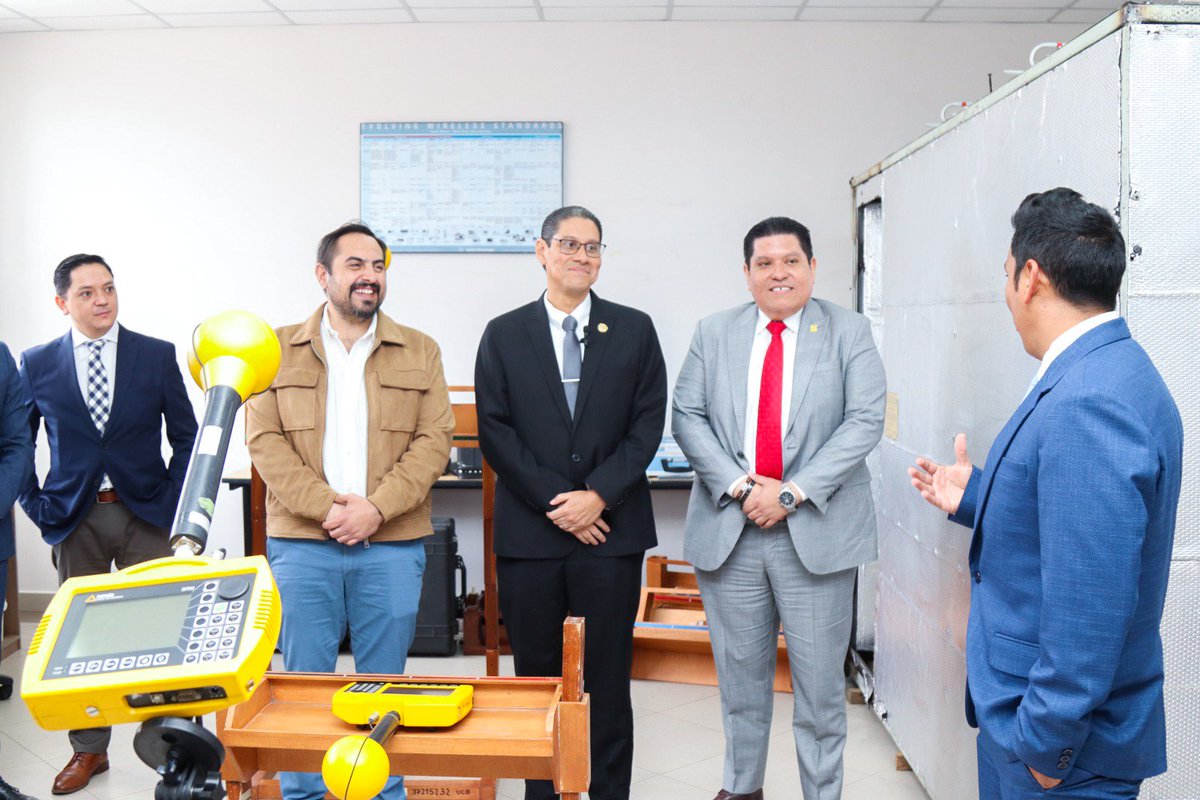 Arcotel_ec's tweet photo. otros de medición de campo eléctrico y potencia, antenas de baja, media y alta frecuencia, para fortalecer las habilidades técnicas de los estudiantes de las instituciones de educación superior de la región.
#CuidamosTusConexiones
#ELNuevoEcuadorResuelve https://t.co/tpMwJ0wNJS