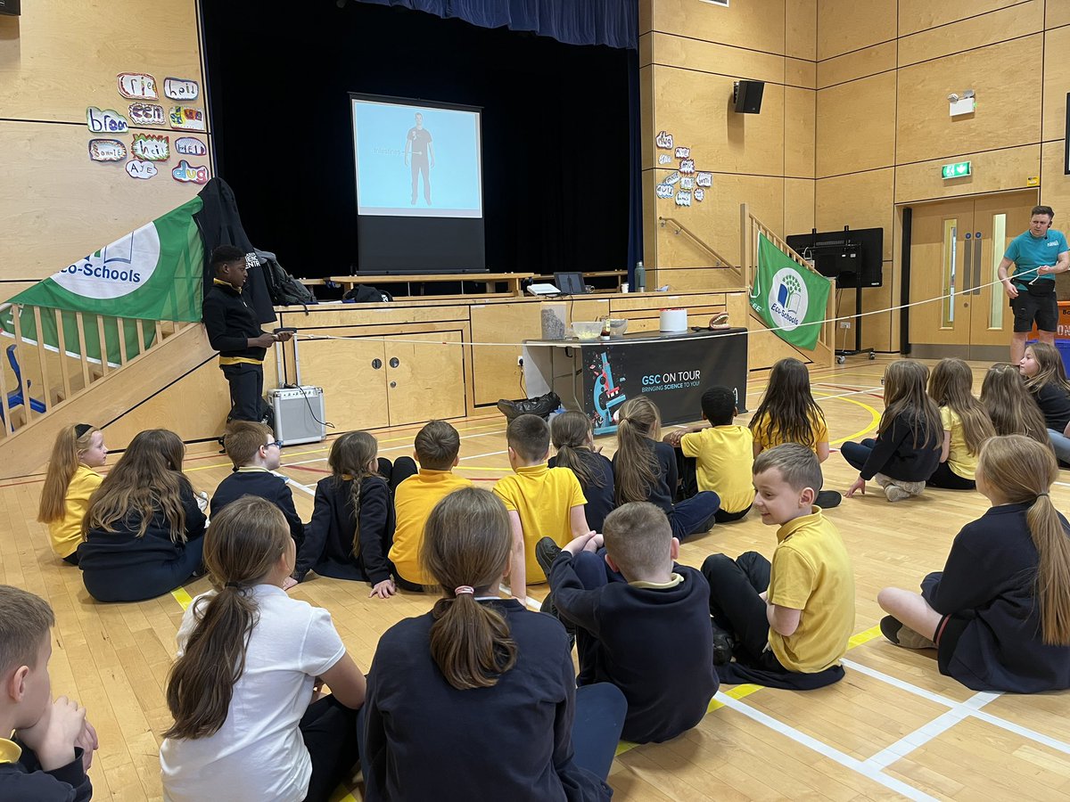 Mrs_Miller01's tweet photo. Primary 5 loved their visit from the Science Centre this afternoon🥼🧪Disgusting digestion!  @JPrimary https://t.co/6alpdnhZy6