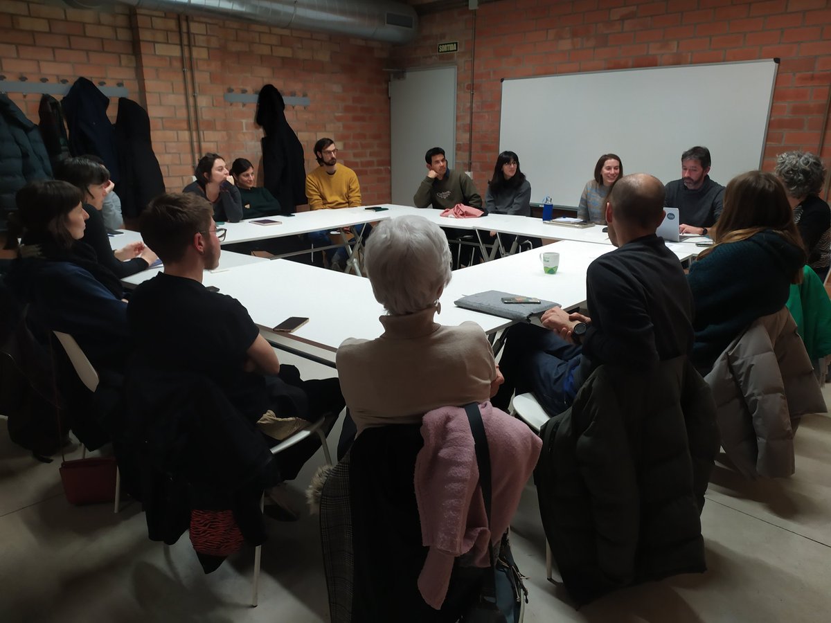 Ja han arribat els primers calçots de la temporada a les nostres cistelles de Pagerols 🧅🥬 i també ha arribat la primera assemblea de l'any del grup de consum a la <a href="/Lleialtat/">Lleialtat Santsenca</a> 🤓.