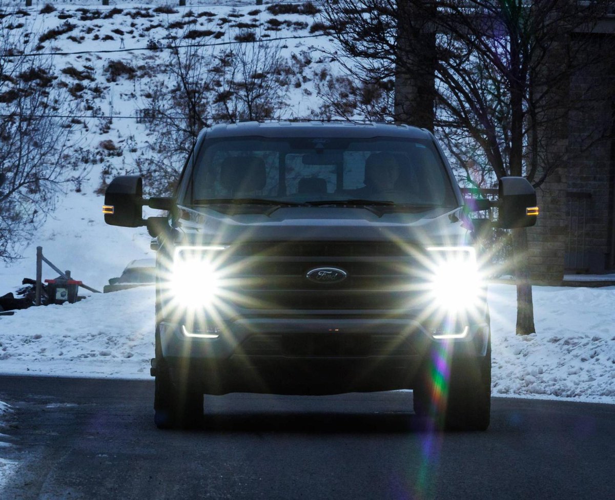 Phares de véhicules, un danger aveuglant sur les routes du Québec ? | Le Reflet lereflet.qc.ca/phares-de-vehi…