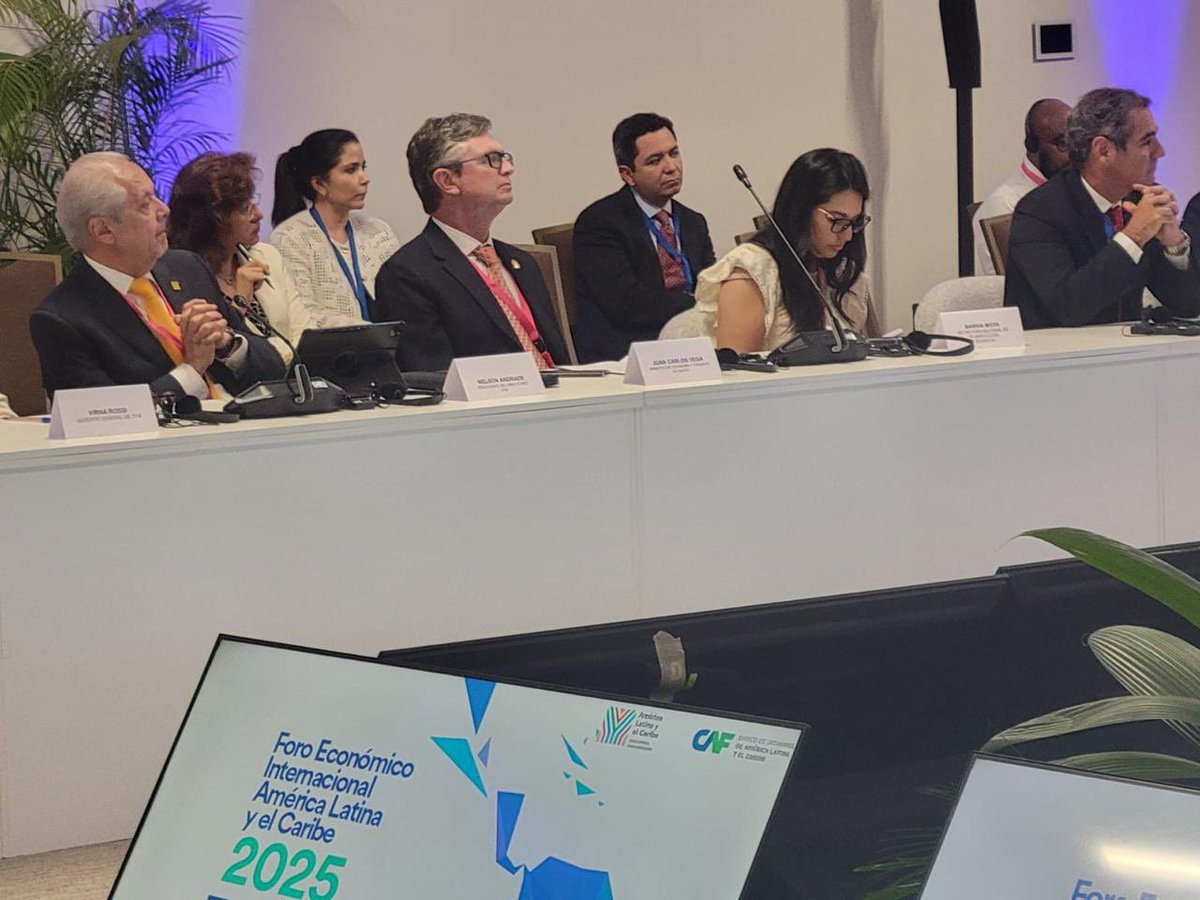 En el marco del #ForoEconómicoCAF2025, el ministro <a href="/JuanCVegaEC/">Juan Carlos Vega</a> participó en la mesa redonda 'La Innovación financiera como mecanismo para mitigar los efectos del alza de los costos de financiamiento, volatilidad de flujos y monedas'. 🧵