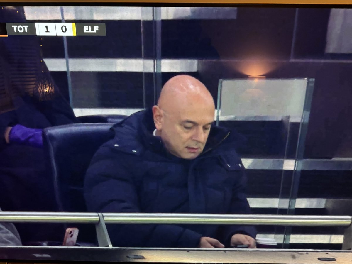 Glassinho's tweet image. Levy texting Lange:

“Johan, offer Bayern £10m over 5 years. Dane just scored”