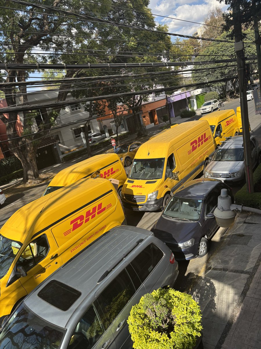 _mananam__'s tweet image. @DHLMexayuda @DHLMex que onda con sus repartidores en segunda y tercera fila???? diario es lo mismo sobre porfirio díaz @En_laDelValle @BJAlcaldia