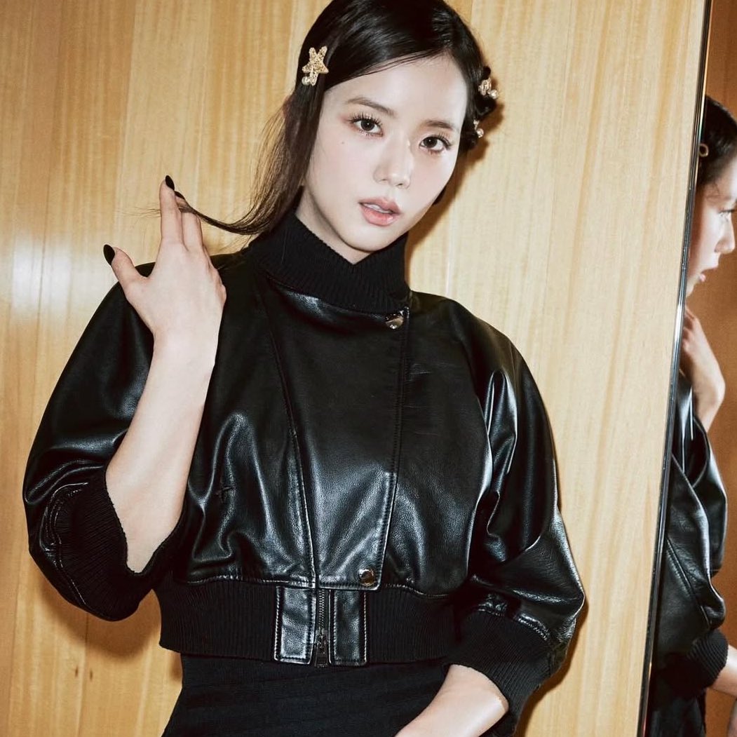 JISOO on being asked about her ideal type during her Fridge Interview with Dex:

“I don't have a preference when it comes to the looks because we all become a skeleton when we die.”