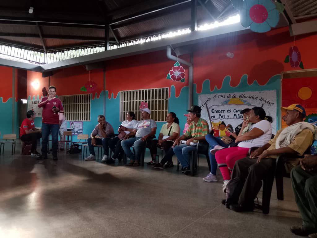AMAZONAS 🚩

Líderes y liderezas de la UBCH Cecilio Acosta están debatiendo en sus instancias territoriales las transformaciones y avances del PSUV, para profundizar los despliegues con la agenda comunal y la participación en la primera consulta popular del domingo 02 de febrero.