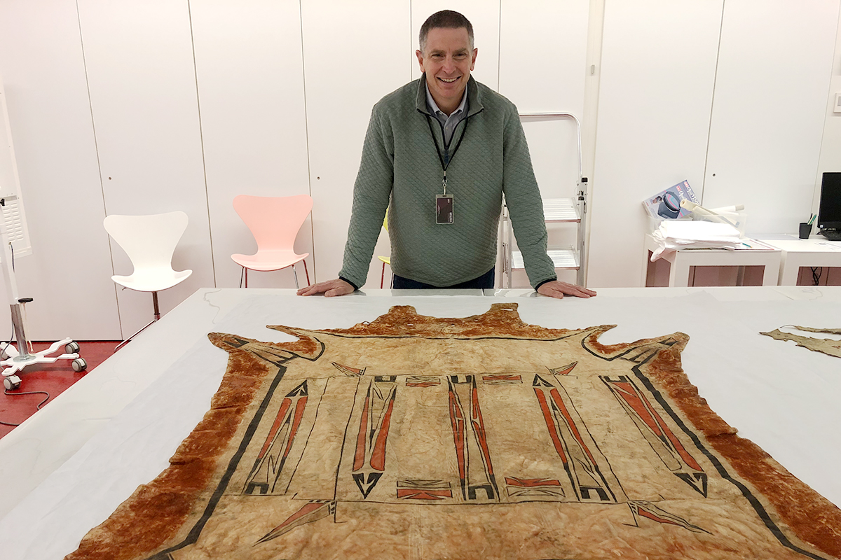 A trip to Paris led by #ILLINOIS history Prof. Robert Morrissey reconnected Miami and Peoria Nations members with ceremonial robes, created by Native American tribes in Illinois 300-plus years ago. ▶️ history.illinois.edu/news/2025-01-1…

Photos provided by Robert Morrissey.