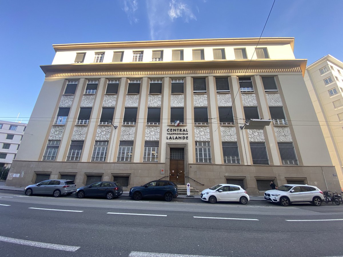 lyondemain's tweet image. 🟢☎️ URBEX ☎️🟢

👉 Ce vendredi, on vous fait pénétrer dans un lieu sous haute surveillance : le Central Téléphonique Lalande aux Brotteaux !

👉 un bâtiment dessiné par Charles Meysson, témoin de la période Art Déco…. Et un symbole de la mutation techno !
@Mairie6Lyon