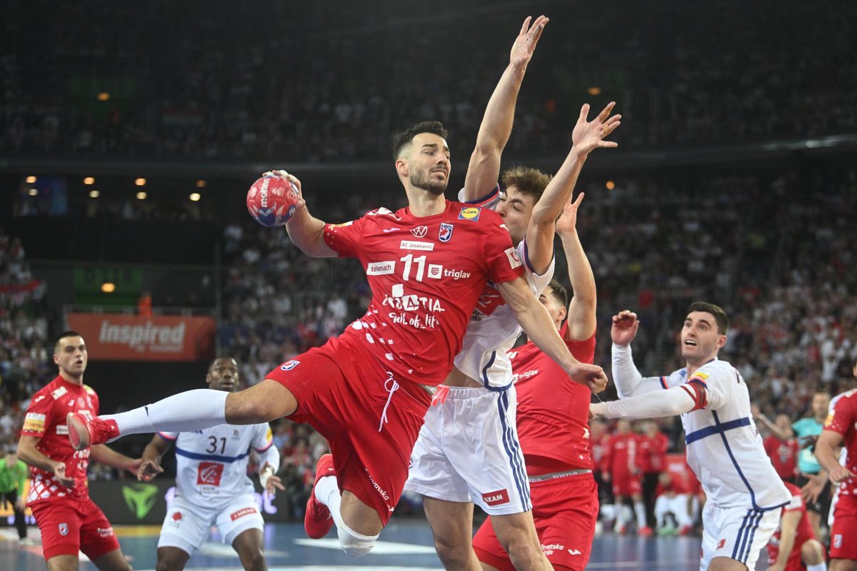 Bravo dečki, bravo naši! Finale je naše! Kakva večer za hrvatski sport! Vi ste naš ponos! Večeras me je čula cijela Lausanne! ❤️🇭🇷
<a href="/HRS_CHF/">Hrvatski rukometni savez</a> #CRO 

Foto: Cropix