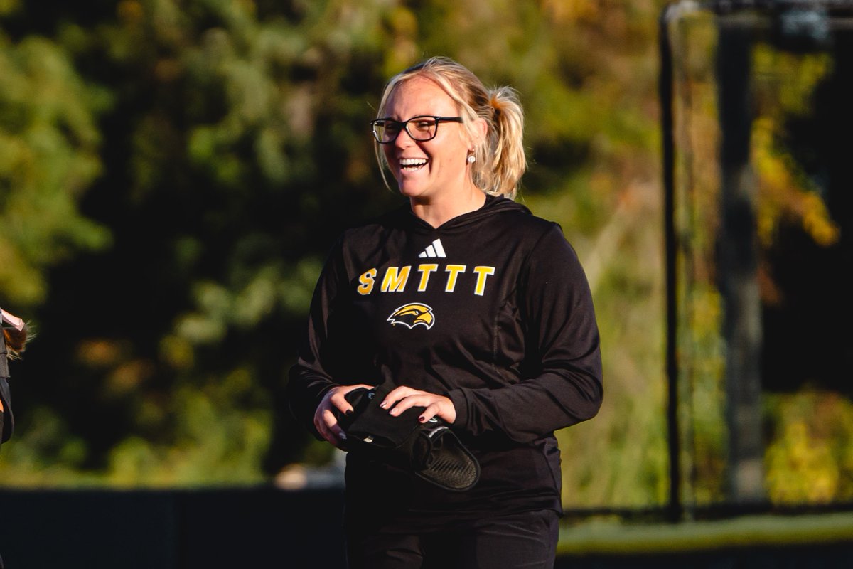 Wishing our assistant coach <a href="/IzzyWerdann/">Izzy Werdann</a> a Happy Birthday! 🎂

#SMTTT | #RiseAsOne