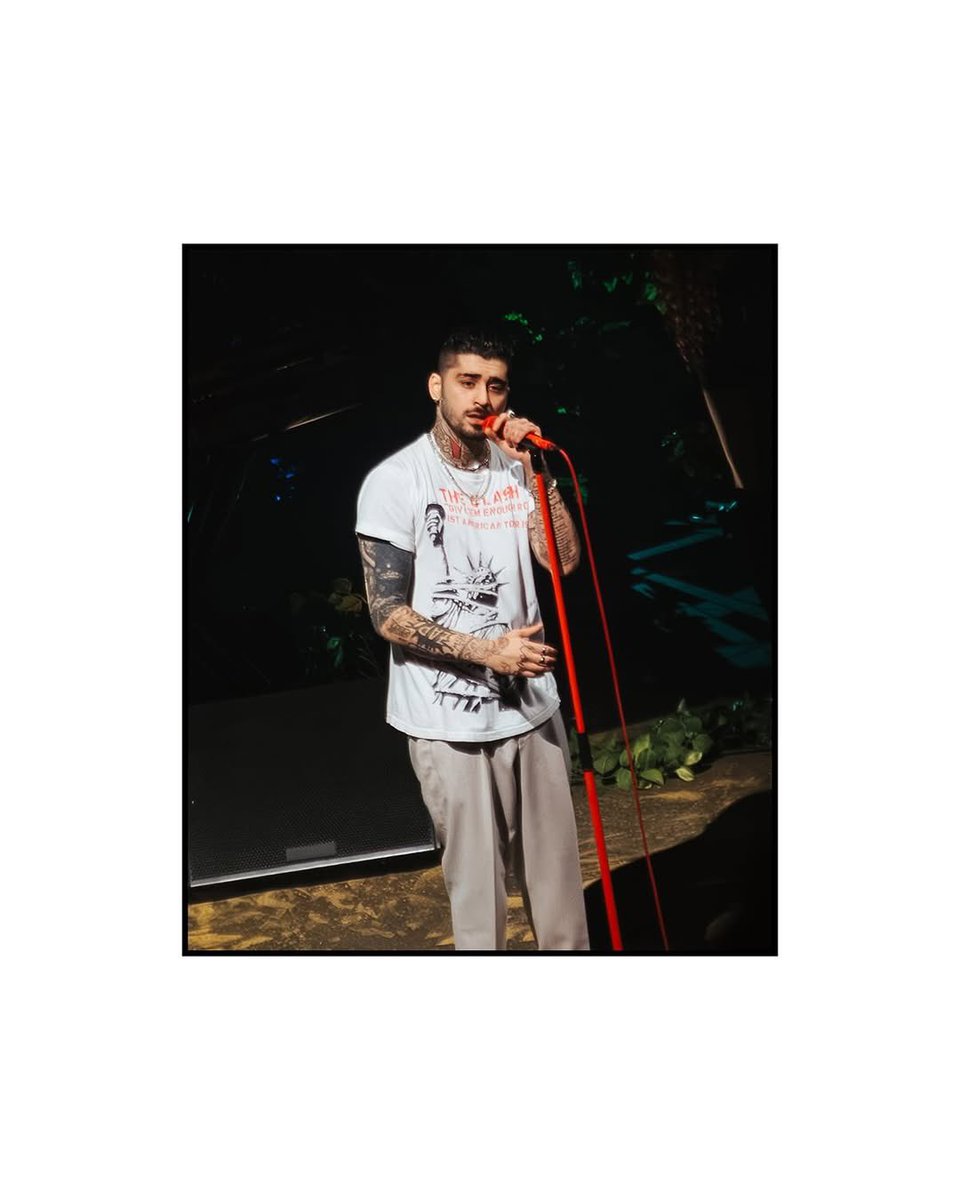 ztatus's tweet photo. Zayn via Ariel ( Golden Voice) 📸

zayn night one at @shrinela ❣️

all shot from the crowd on my lil point &amp; shoot,

@inzayn #zayn #zaynmalik #onedirection #1direction #1d #livemusicphotography #livemusic https://t.co/Lw2exzZ3p9