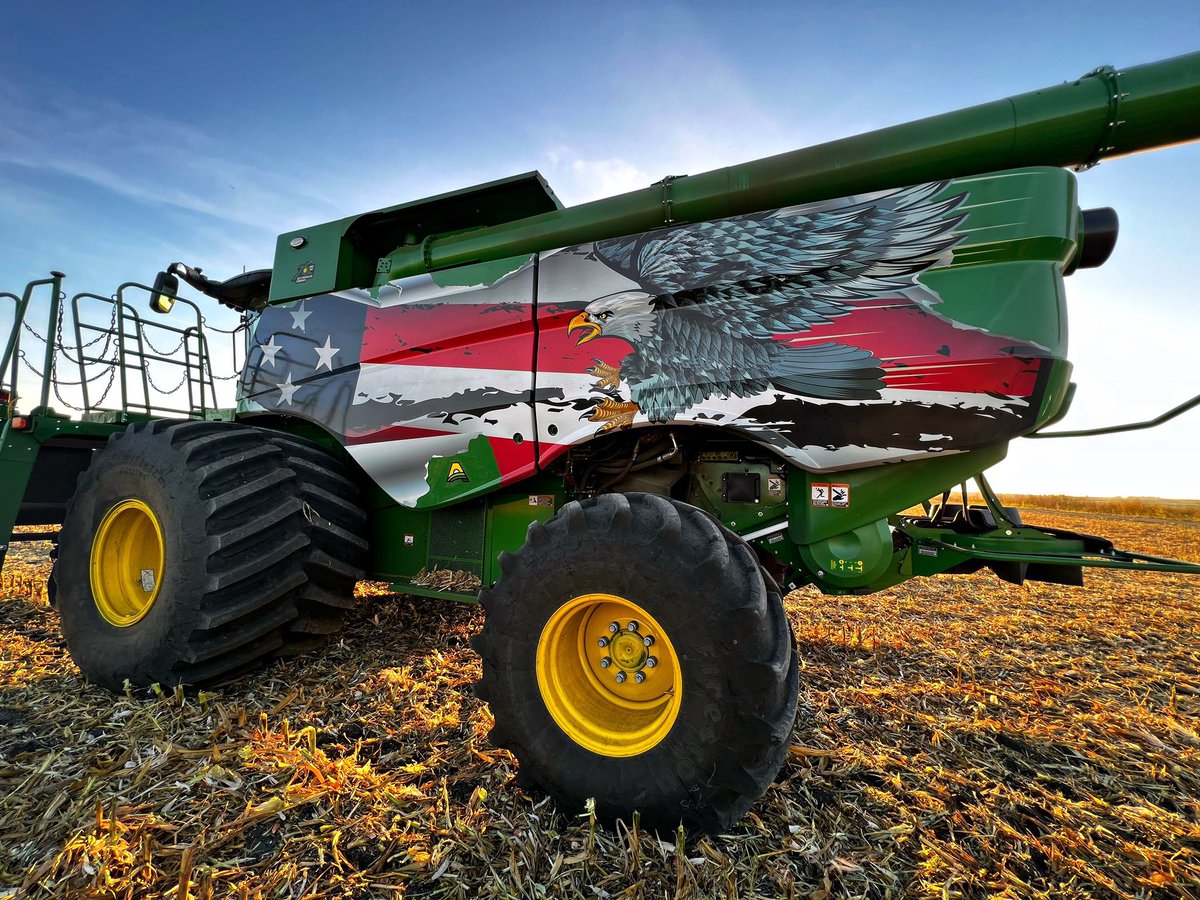 Qconnealy19's tweet photo. Huge shout out to @22antler for this awesome mod he made of the screamin eagle USA 🇺🇸 combine. Watch for the release from Antler 22 when the edit is totally complete on Farm Simulator 2025. 💪🏻 https://t.co/tQxeWH3MFM