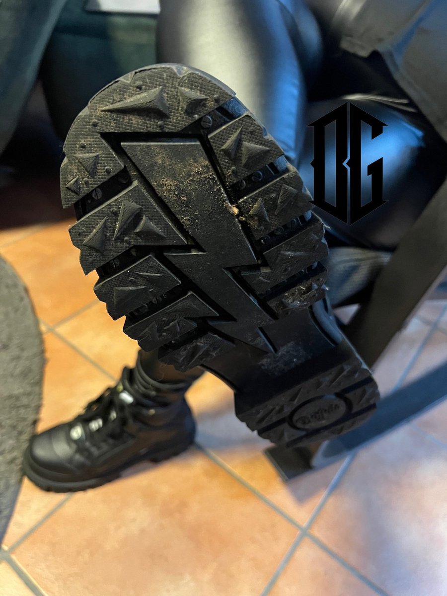 Meine Lieblings-Ballbusting- Stiefel 😈

#FinDom #FinDomDeutschland #zahlsau #zahlsklave #Herrin