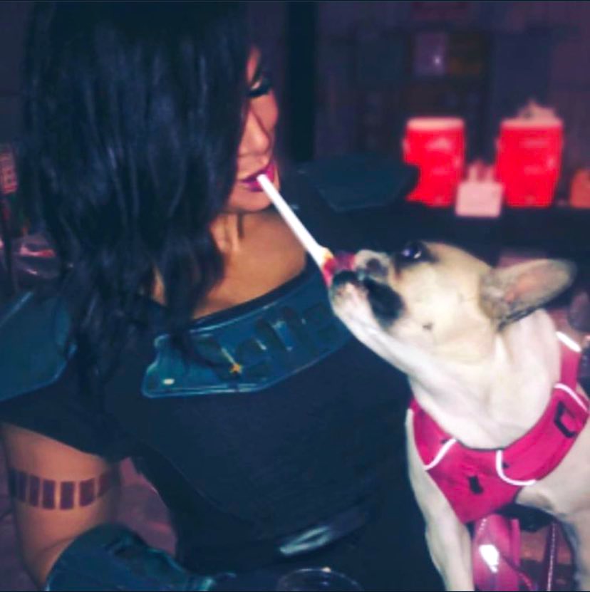 📸: <a href="/ginacarano/">Gina Carano 🕯</a> in costume as Cara Dune &amp; Moon-B having a moment off set. 🌕🐝 

#CaraDuneDay ❤️