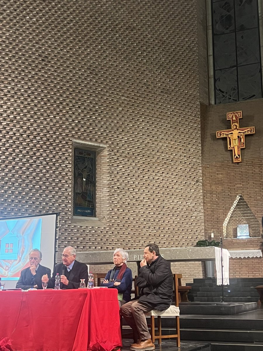 NicolaPetruzzi's tweet photo. A 90 anni dalla nascita, Roma ha reso omaggio alla sua opera con una serata di riflessione. Un uomo che ha dato voce agli ultimi e lottato per la dignità di tutti. Il suo esempio ci interpella ancora oggi: non solo memoria, ma azione.

#DonRobertoSardelli #Scuola725 https://t.co/nED0RtS1EI