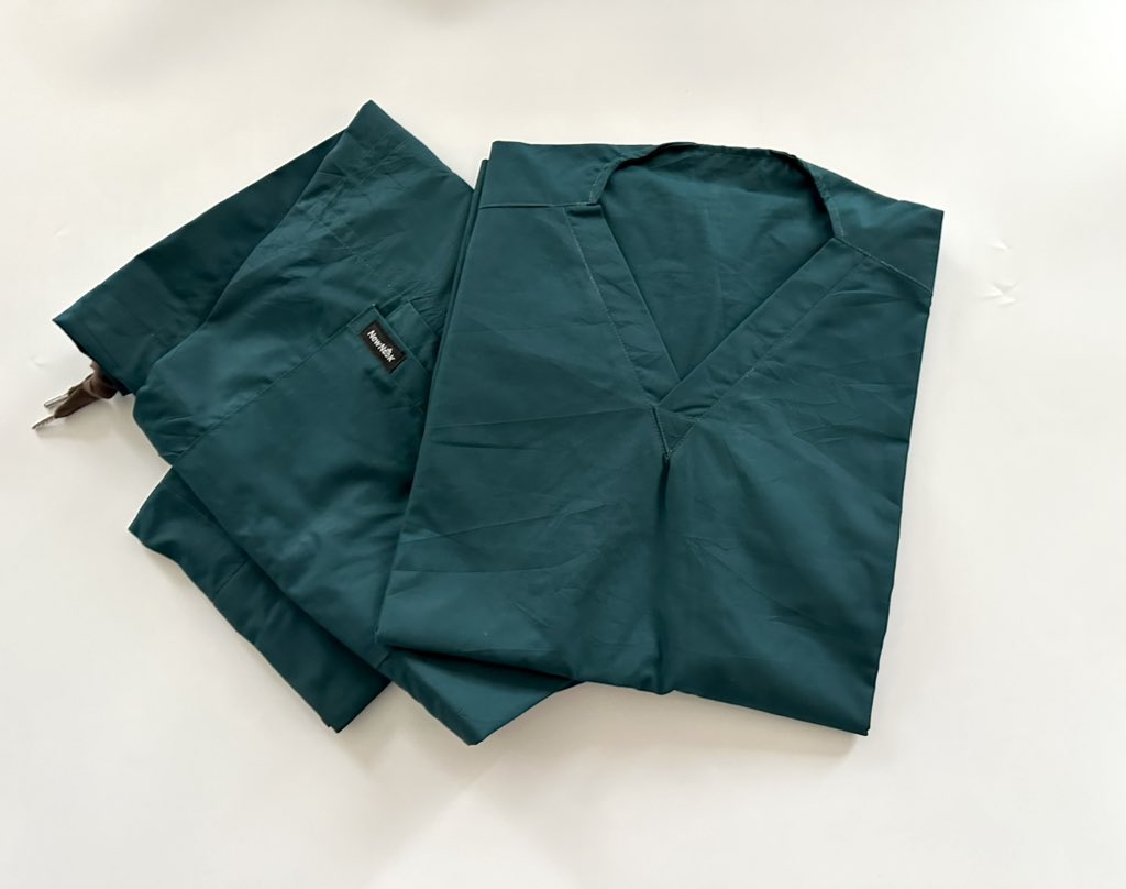 newnook_ng's tweet image. Nature-inspired, work-ready 🌱 

Forest green scrubs that prove comfort and style go hand in hand!

Price: 21,000 naira (S-XL)⚡️⚡️⚡️

 #WorkSmartLookGood #GreenAndGorgeous #ShiftStyle