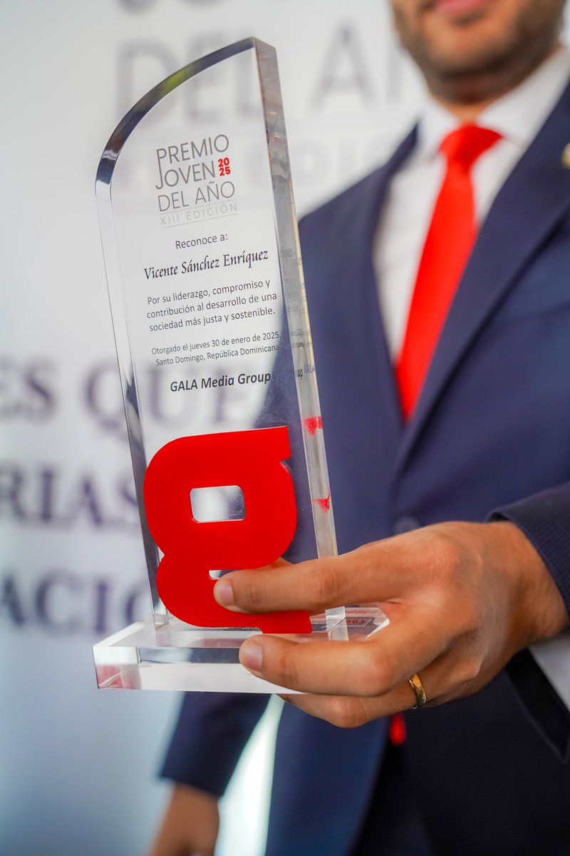 🌟 ¡Gracias! 🌟 
Quiero dar las gracias al grupo gala y a mi amigo <a href="/RuddyRD/">Ruddy De los Santos</a> por reconocerme con el premio Joven del Año. 🙌 Este honor es un reflejo del apoyo y la inspiración que he recibido de todos ustedes. ¡Sigamos trabajando juntos por un futuro mejor! 🤝🏻💙