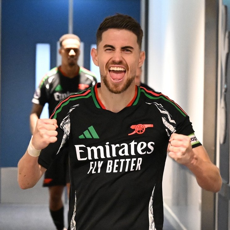 fla_infos's tweet photo. Flamengo acerta salário e tempo de contrato com Jorginho!

O Flamengo avançou na negociação para contratar Jorginho, de 33 anos. O clube acertou a base salarial e o tempo de contrato com o volante, que deve assinar por três anos. Agora, resta negociar a liberação imediata com o Arsenal.

Caso não consiga trazê-lo nesta janela, o jogador chegaria no meio do ano. A diretoria rubro-negra adotou uma estratégia para reduzir a pedida salarial do atleta, e as conversas avançaram após reunião com seus representantes no Rio de Janeiro.

🗞️ @venecasagrande  
📸 Reprodução