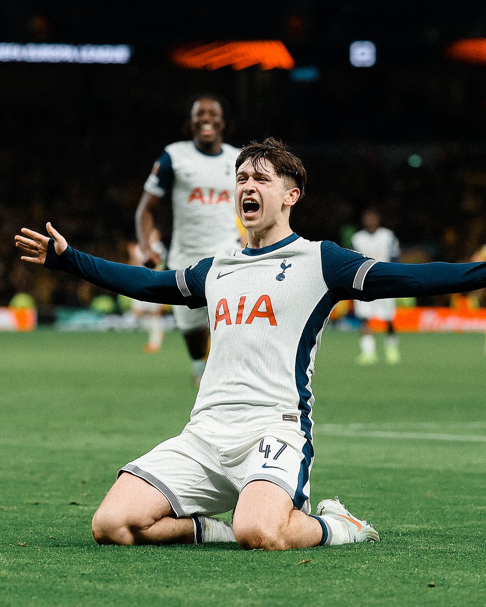 1️⃣ Mikey Moore - 17y 172d
2️⃣ Jimmy Greaves - 17y 245d

Mikey is now the youngest English goalscorer in major European competition history 🤯