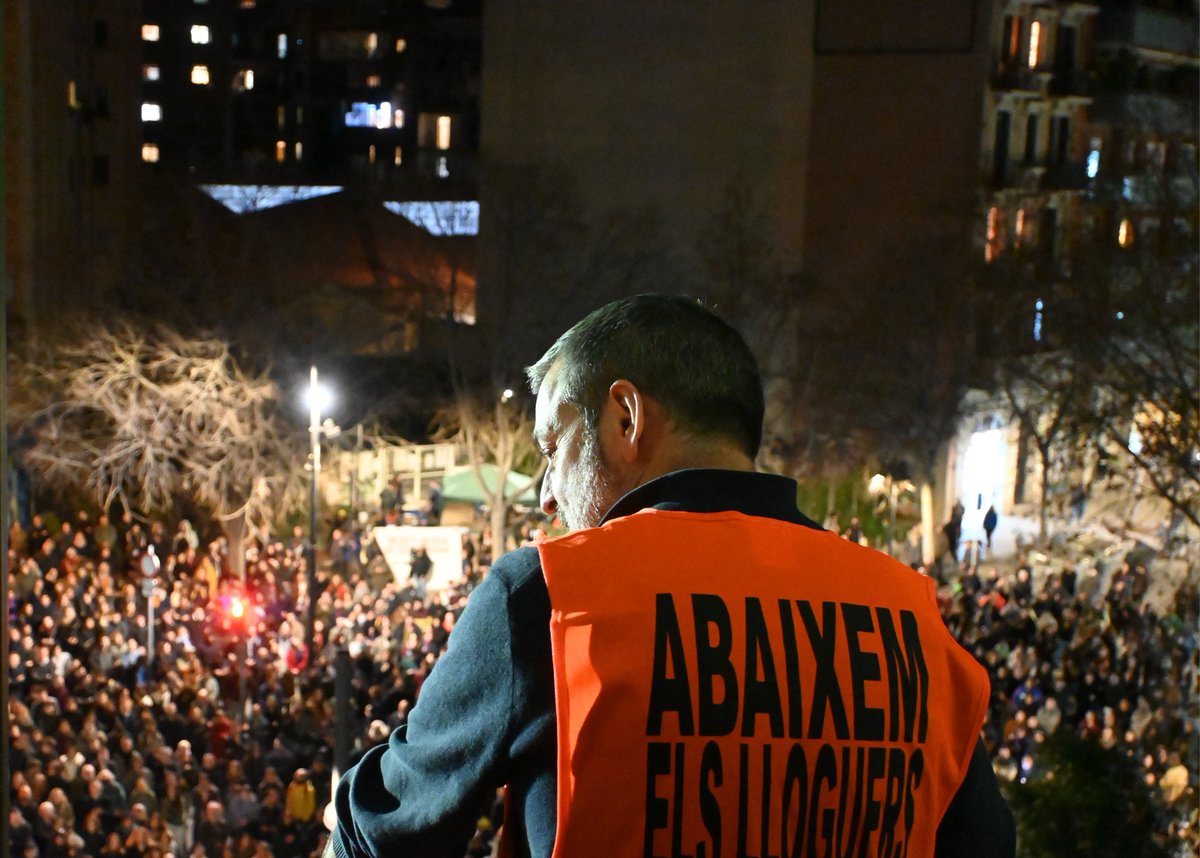 RosadeFoccat's tweet photo. 🔴 Marató per #CasaOrsola 
Avui ha començat la marató per evitar el desnonament dels veïns de la Casa Orsola. 

Des de les 18.30 en un balcó de l'immoble, s'han fet parlament i actuacions per promoure la lluita contra els desnonaments i la pujada dels lloguers‼️ https://t.co/Z71rZOuvtN