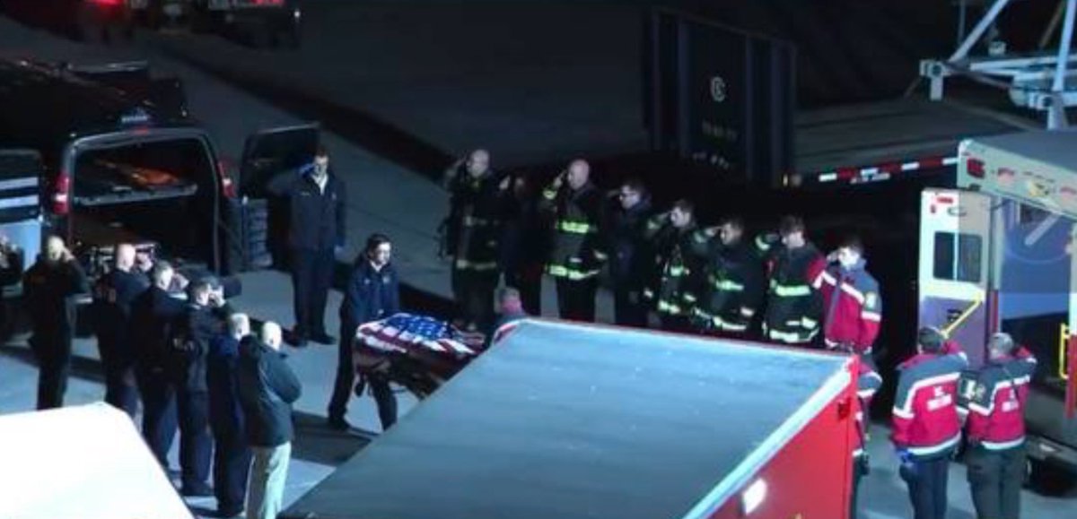 Oh my gosh. This is an unbelievable mid-air collision. My condolences to those who died. #aircrush #americaneagle #rip #Blackhawk #godbless #airaccident #accident