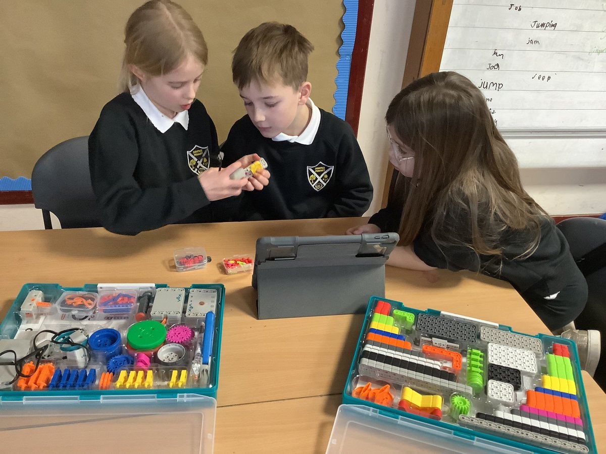 KBarr_16's tweet image. A very excited class using VEXGo this week! Well done to the team who won the race ⭐️ @SSERCDigital @DigiLearnFalk @MrsLMcFarlane