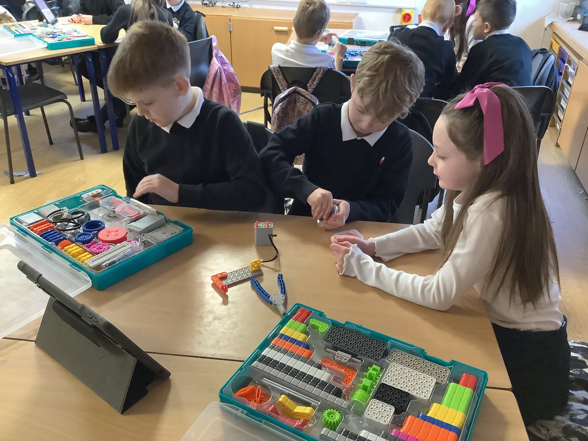 KBarr_16's tweet image. A very excited class using VEXGo this week! Well done to the team who won the race ⭐️ @SSERCDigital @DigiLearnFalk @MrsLMcFarlane