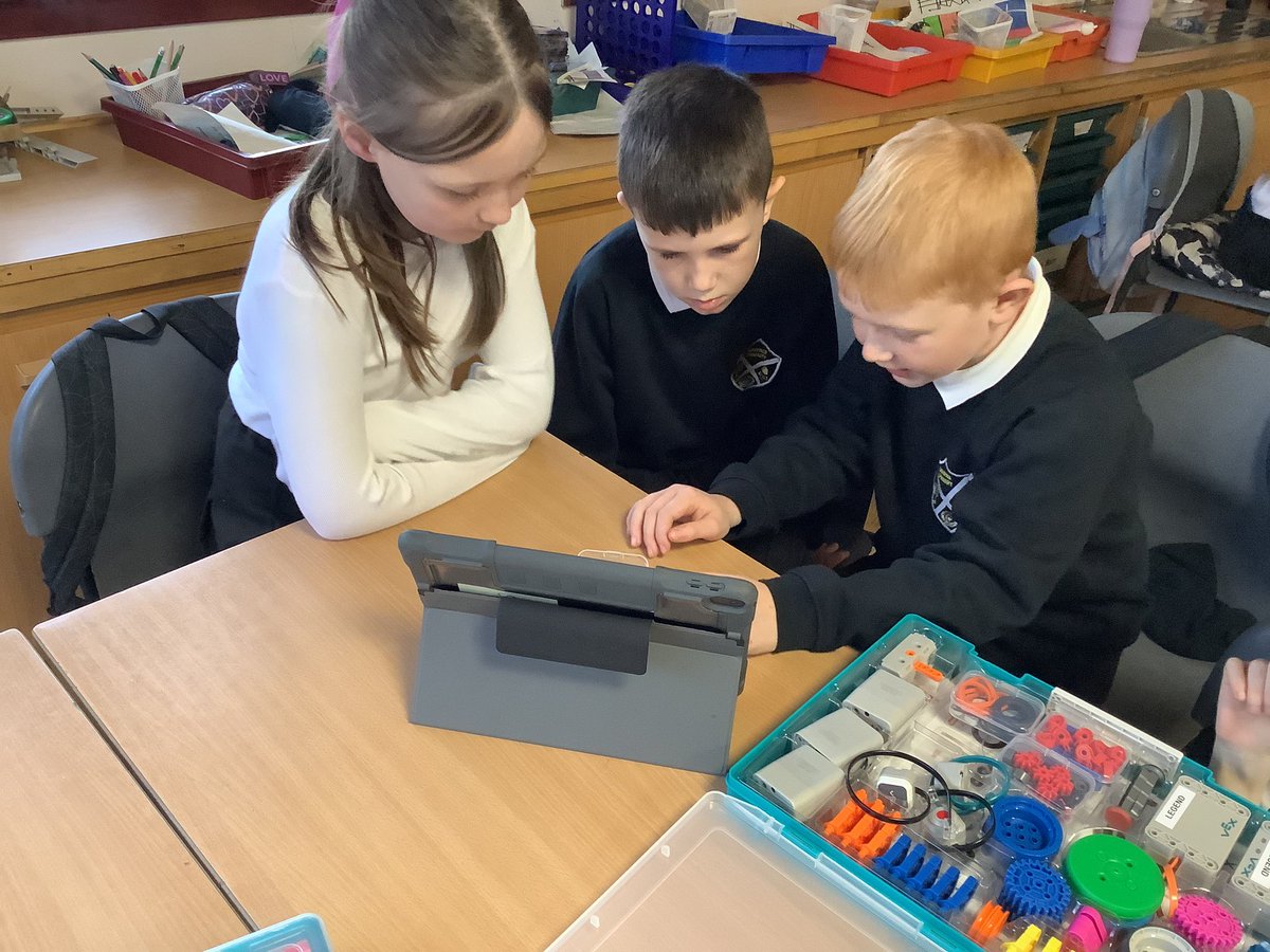 KBarr_16's tweet image. A very excited class using VEXGo this week! Well done to the team who won the race ⭐️ @SSERCDigital @DigiLearnFalk @MrsLMcFarlane