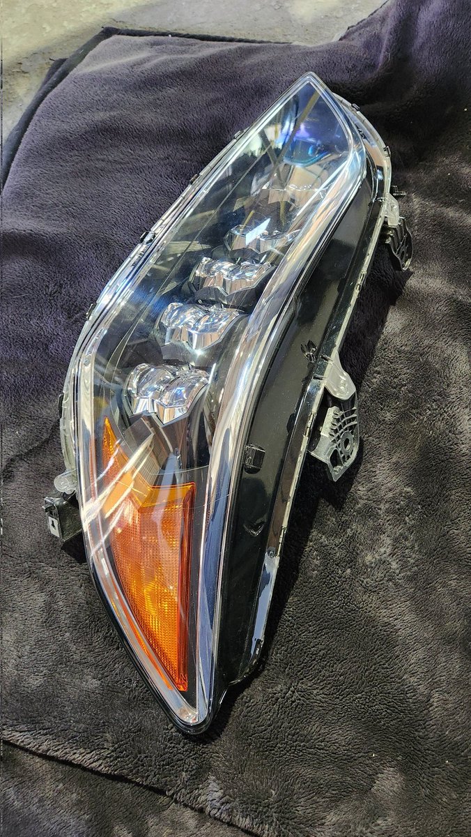 bankinyatakumi's tweet photo. 普通の人があまり知らない
近年の車のヘッドライトの金額。
順番に、約7万円、約20万円、約50万円。こんな物が車の前面に2つも取り付いてあるのだよ。
もしぶつかったら…
ちょっとゾッとするでしょ。
車両保険の必要性を感じて欲しいな。 https://t.co/rGLoiqiCXw