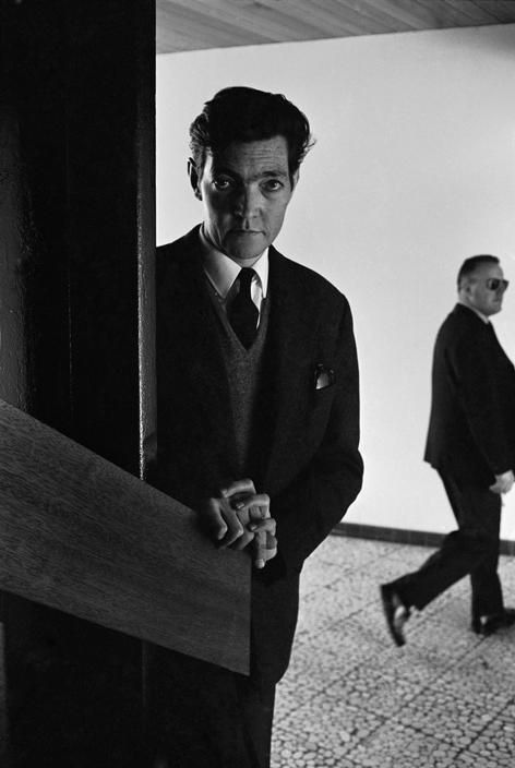 literlandweb1's tweet image. "Estoy de acuerdo en que mucho de lo que me rodea es absurdo, pero probablemente damos ese nombre a lo que no comprendemos todavía". 
"Rayuela", Julio Cortázar