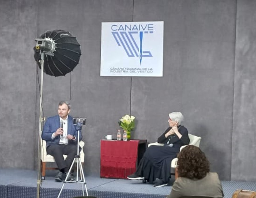 canaive's tweet image. Anna Fusoni moderó el diálogo abierto que la Comunidad @Canaive estableció con su Presidente José Pablo Maauad donde afirmó: "Ninguno de nosotros en lo individual, puede ser más fuerte de lo que somos juntos".  

#CANAIVE #IndustriaConfeccion #IndustriaModa #IndustriaMexicana