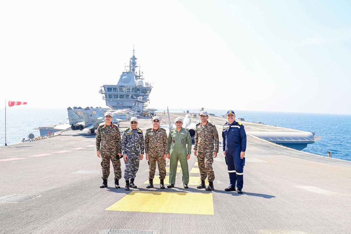 indiannavy's tweet photo. A momentous occasion!
Lt Gen Johnson P Mathew #CISC, Lt Gen NS Raja Subramani #VCOAS, VAdm K Swaminathan #VCNS, Air Marshal SP Dharkar #VCAS and Lt Gen Ajay Kumar, DG Infantry embarked @IN_R11Vikrant off the West coast on #30Jan, to witness Joint Phase of #TROPEX25. The visit aims to provide an insight to the senior hierarchy on #maritimeoperations.
#Jointness #OperationalSynergy
#IndianArmedForces
@SpokespersonMoD @HQ_IDS_India @adgpi @IAF_MCC