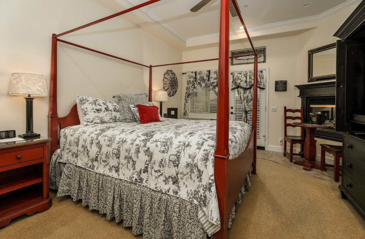 CayucosSunsetIn's tweet photo. Arles Suité where comfort meets luxury. Whether you’re sipping your morning coffee on your private patio. Or enjoying freshly baked cookies by the fireplace in your suite. Your sure to enjoy~ https://t.co/SDRJ0E1DYE