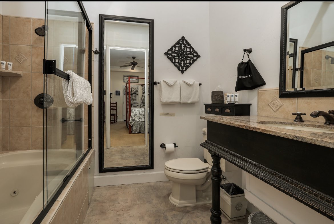 CayucosSunsetIn's tweet photo. Arles Suité where comfort meets luxury. Whether you’re sipping your morning coffee on your private patio. Or enjoying freshly baked cookies by the fireplace in your suite. Your sure to enjoy~ https://t.co/SDRJ0E1DYE