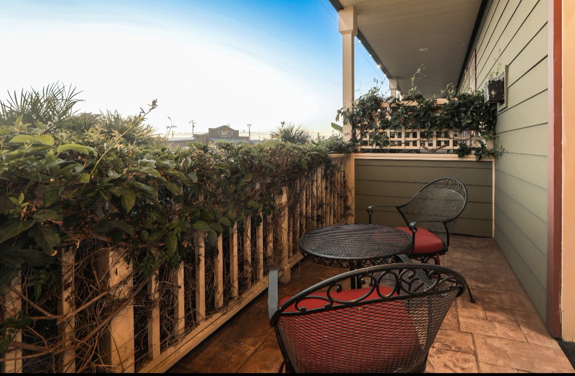 CayucosSunsetIn's tweet photo. Arles Suité where comfort meets luxury. Whether you’re sipping your morning coffee on your private patio. Or enjoying freshly baked cookies by the fireplace in your suite. Your sure to enjoy~ https://t.co/SDRJ0E1DYE
