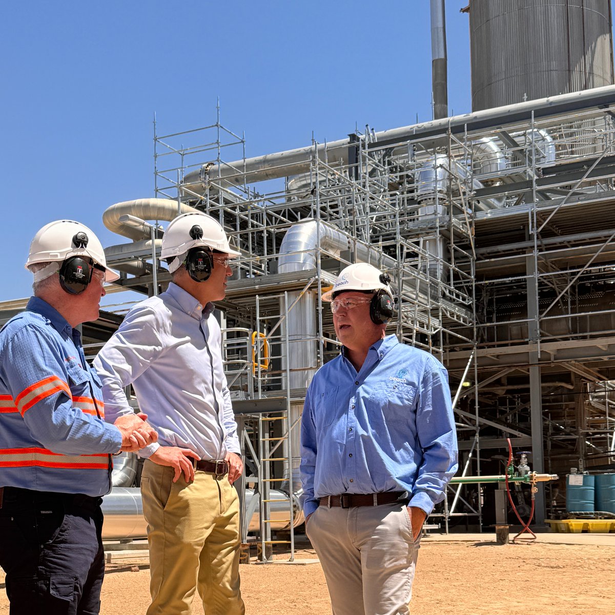 BeachEnergyLtd's tweet photo. Today, SA Premier @PMalinauskasMP  and Federal Senator Don Farrell toured the Moomba Carbon Capture Storage (CCS) plant with Beach Energy’s Managing Director and CEO, Brett Woods.
Beach is proud to partner with @SantosLtd on this impactful project. https://t.co/qxd03LhntF https://t.co/cokBVIzYon