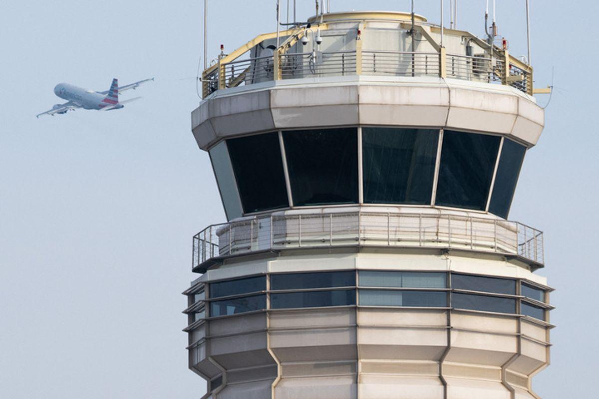 There's no evidence to back up widely shared claims that U.S. President Donald Trump fired 3,000 air traffic controllers. snopes.com/news/2025/01/3…