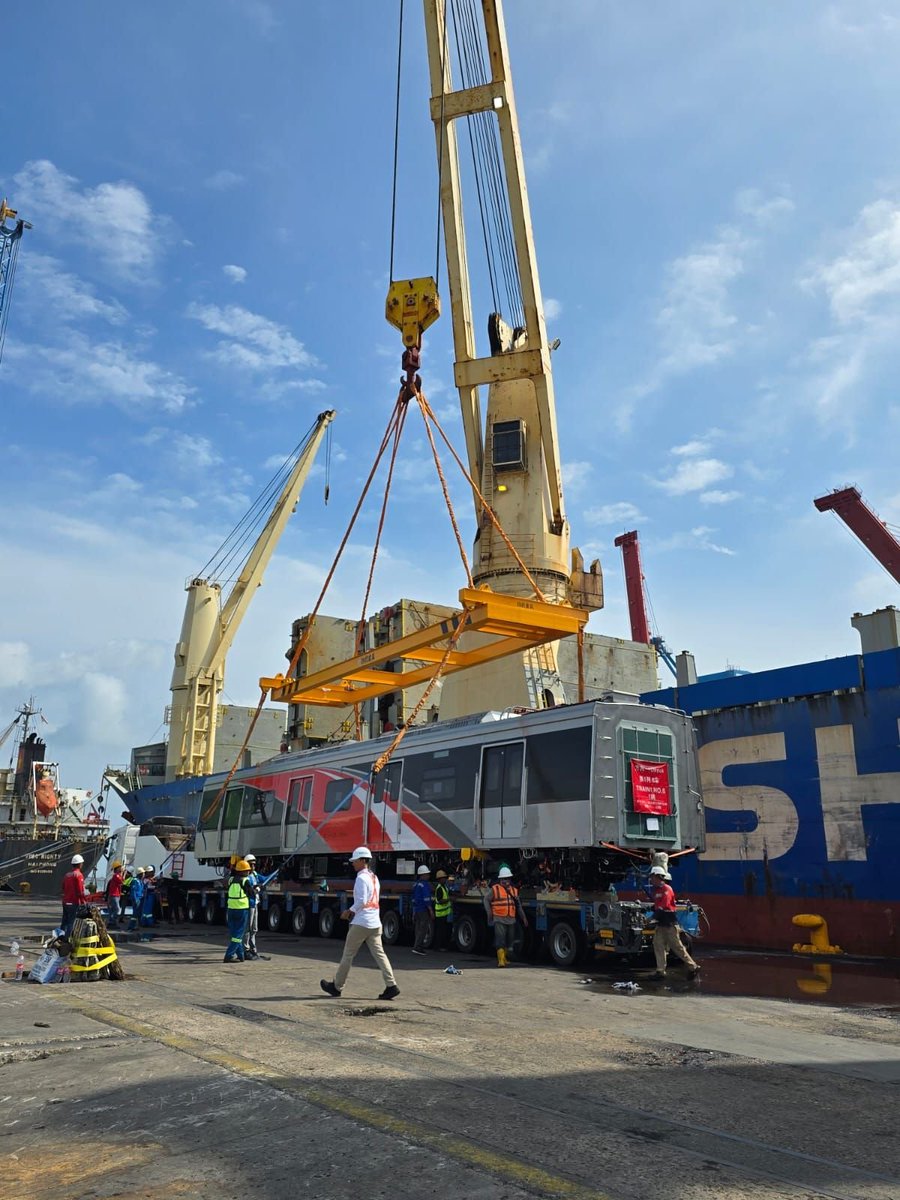 txttransportasi's tweet photo. Selamat Pagi dari Pelabuhan Tj. Priok, Jakarta. Satu per satu unit KRL baru dari pabrikan CRRC Sifang, Tiongkok mulai dilakukan bongkar muat dari kapal Xin Da Qiang.

Unit² KRL ini nantinya akan disusun menjadi satu trainset & akan dilakukan pemeriksaan lebih lanjut di Depo KRL Depok.