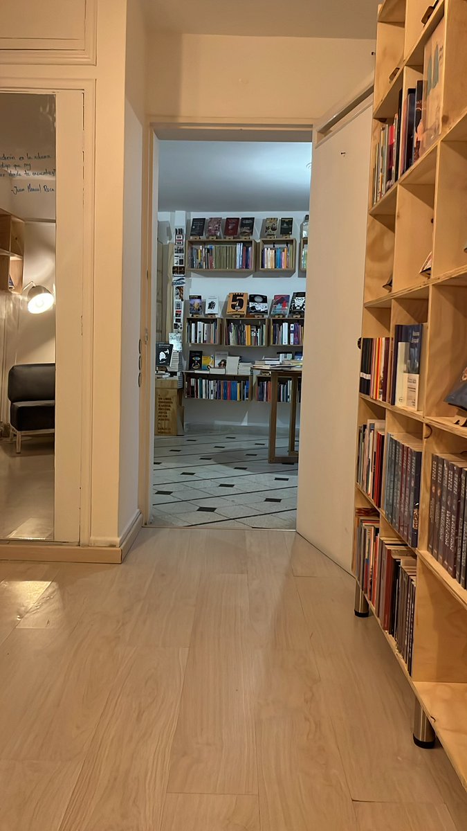 Llevo varios años construyendo una librería en Medellín, así nos vamos viendo: