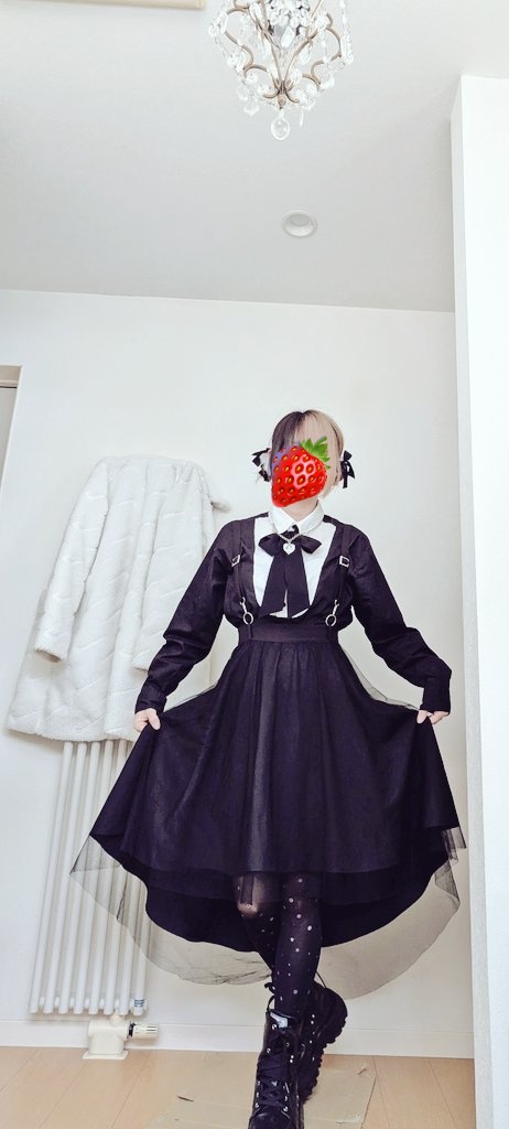 hpcostacof's tweet photo. www会社の飲み会何着ようとなってまたコート合わせてます。やっぱ１枚目かな。中身はこれにしよかなと。思いきしプライベート服w　なんか黒い服しかなくてwww一応シャツだしいーかな
#ankoROCK  #yosuke #SPINNS #ANNASUI  #EATME #MILKBOY 
#GU　#NIKE https://t.co/w7bruwWcJB