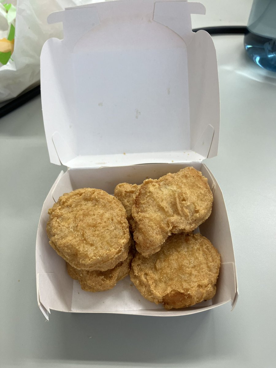 L9Chal's tweet photo. @McDonaldsJapan 
人生で3回スパイシーチキンマックナゲットの黒胡椒頼んでるけど3回とも普通のマックナゲット出されてるんだけどどゆこと？ https://t.co/F82jDi8fTw