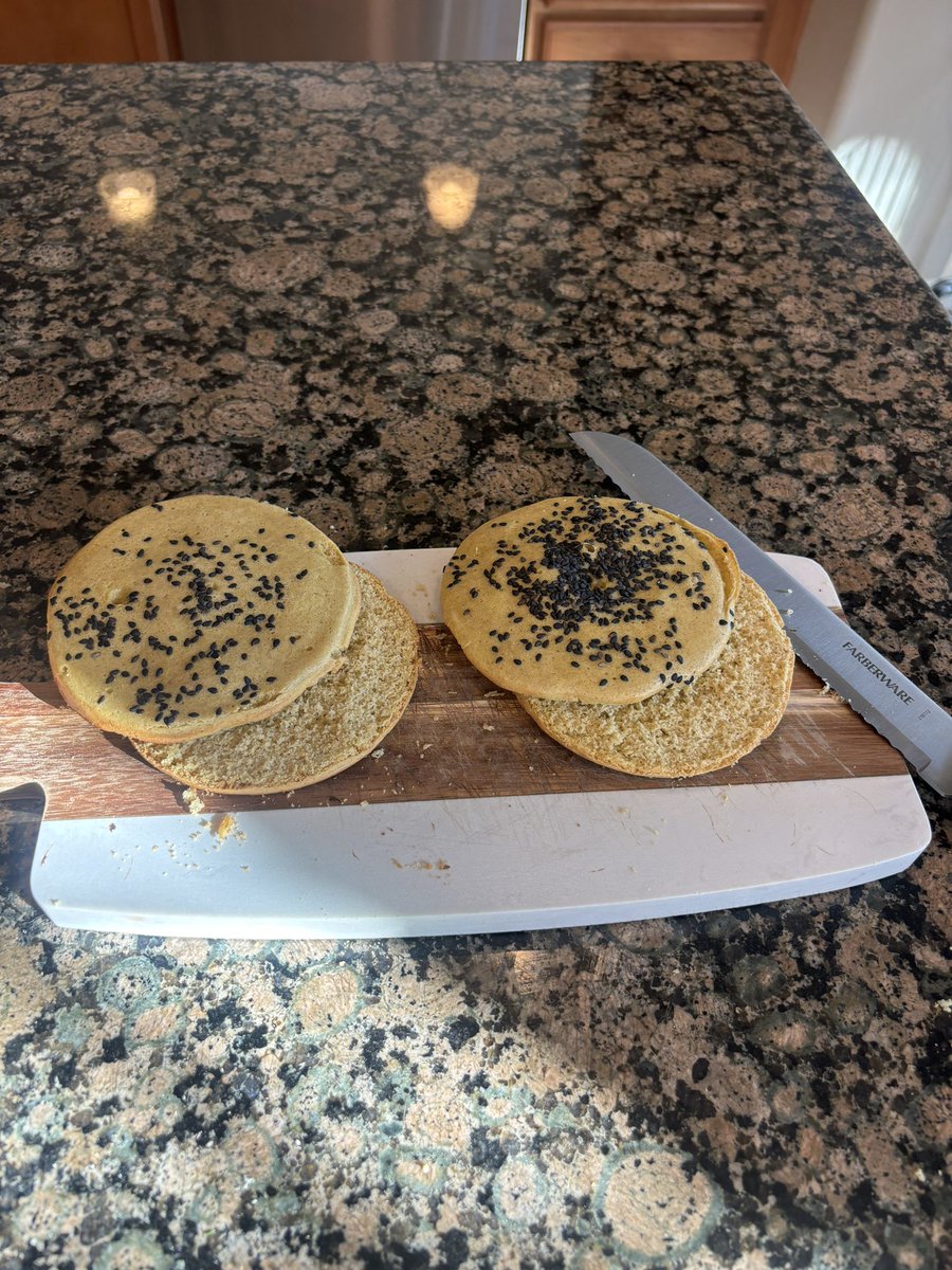 DANAFLEYSER2's tweet photo. Tenía ganas de unas hamburguesas de pollo con pan keto y así los hice ,2 huevos , 3 cucharadas de harina de almendras / o avena , una cucharadita de polvo de hornear ,2 cucharadas de aceite de oliva y una pizca de sal y 8 minutos en el sarténcito #PanKeto 🍔 https://t.co/mqXV2Afmbs