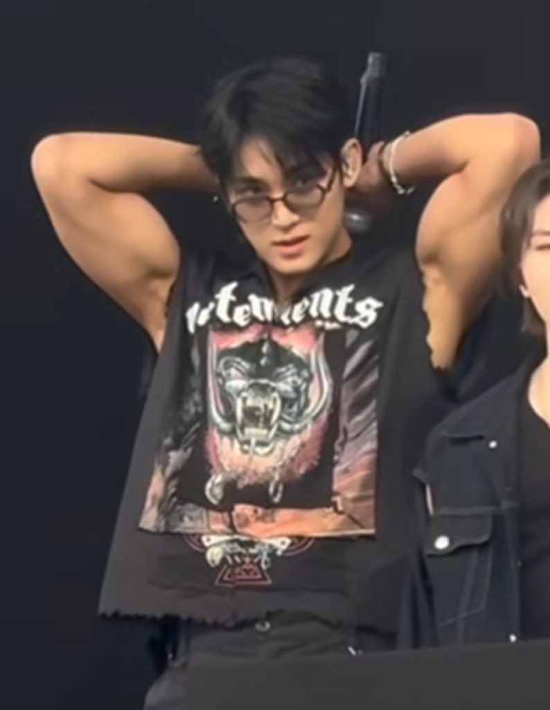 minegyu_'s tweet photo. huh… mingyu… 🧍‍♀️ https://t.co/Tf4ouPmt2p