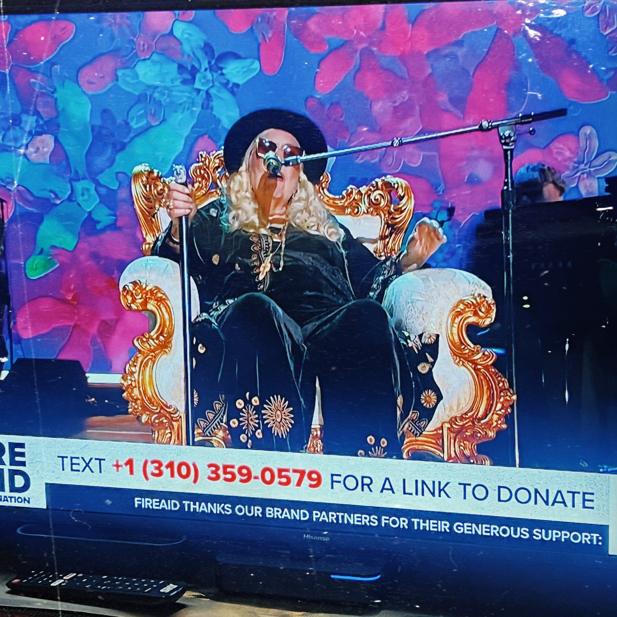 nnikathemariano's tweet photo. whenever Joni Mitchell comes out singing Both Sides Now on her chair with her cane: immediate tears  #FireAID https://t.co/PpR8fns1yK