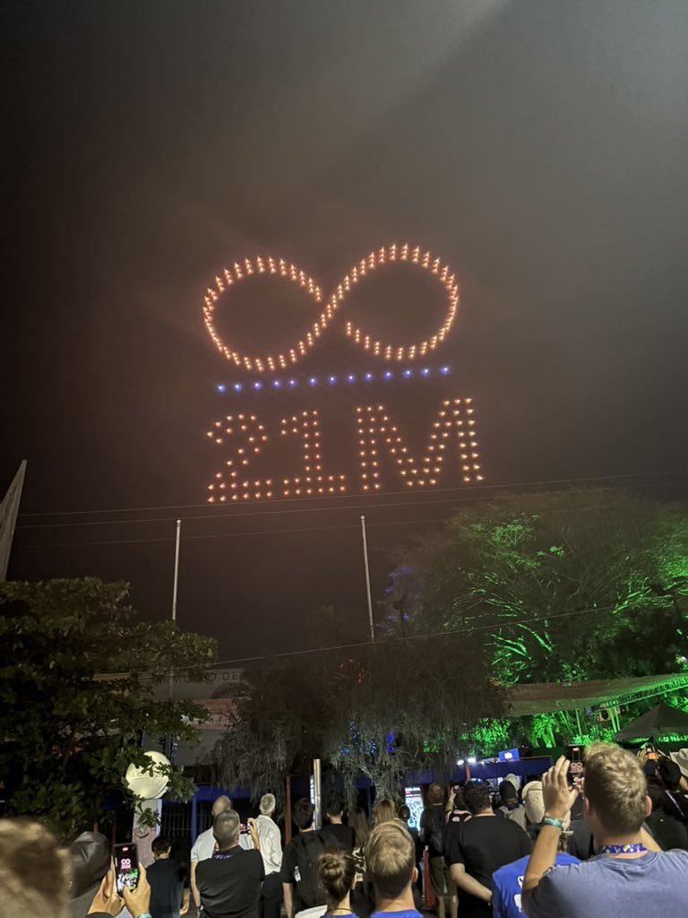 ultimahsv's tweet photo. #Nacionales | Esta noche, se ha realizado en El Salvador, el primer show de drones sobre #Bitcoin.  🇸🇻🤩

Vía: @PlanBElsalvador. https://t.co/SNamraZbH1