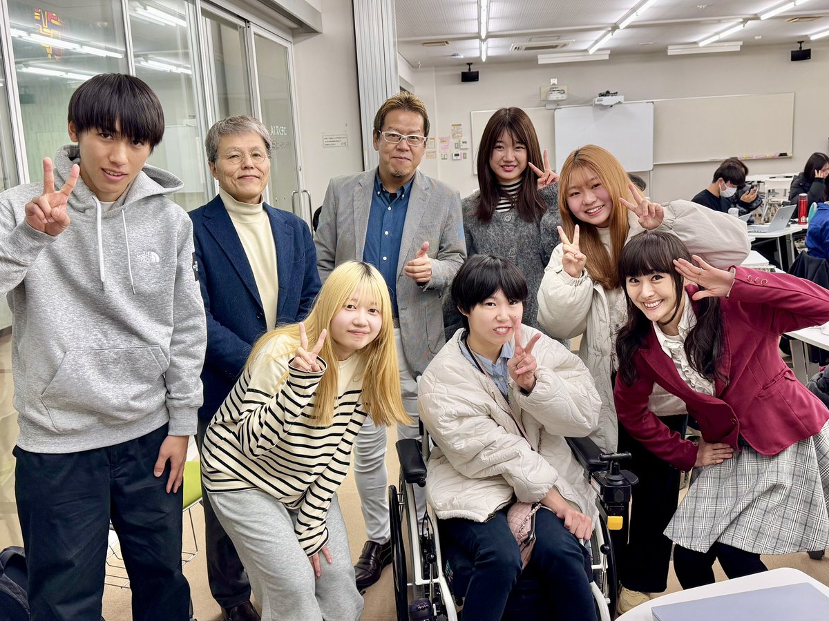 yanamane's tweet photo. 先日、岐阜大学の授業 #スマホdeまちおこし の成果発表をしました！
#まちづくりリーダー 実践 の一環で去年8月から5ヶ月間取り組んだものです！
今年度の5人の学生、11個ものAIツールを駆使し本当によく頑張ってくれました！！

新聞には載っていませんが現場には佐藤もいました、一応この授業の講師です 笑
これからも様々なAIを使って地域活性化に役立てて行きます！

さて佐藤はこの春から｢地域活性化におけるAIアドバイザー＆コーディネーター｣を仕事のひとつに加えて全国の自治体や企業のAI業務に携わっていきます！ 

大病で長い間ベッドから起き上がれず、スマホ以外触れなかった期間が長かった結果生まれた成果です😆

#ひとひとの会 #やながせゆっこ #佐藤徳昭 #鬼マネ #地域活性化 #AI #AIまちおこし