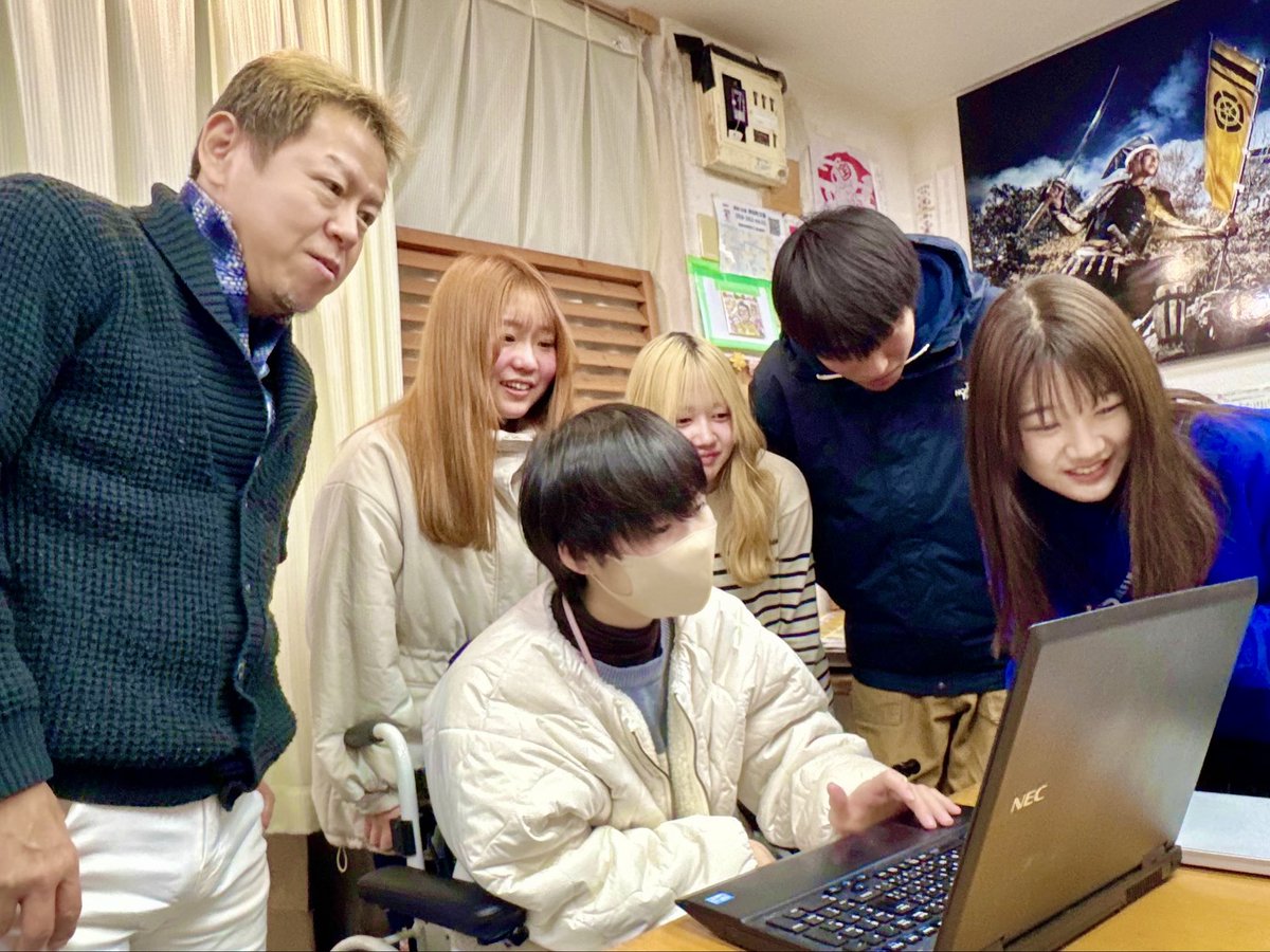 yanamane's tweet photo. 先日、岐阜大学の授業 #スマホdeまちおこし の成果発表をしました！
#まちづくりリーダー 実践 の一環で去年8月から5ヶ月間取り組んだものです！
今年度の5人の学生、11個ものAIツールを駆使し本当によく頑張ってくれました！！

新聞には載っていませんが現場には佐藤もいました、一応この授業の講師です 笑
これからも様々なAIを使って地域活性化に役立てて行きます！

さて佐藤はこの春から｢地域活性化におけるAIアドバイザー＆コーディネーター｣を仕事のひとつに加えて全国の自治体や企業のAI業務に携わっていきます！ 

大病で長い間ベッドから起き上がれず、スマホ以外触れなかった期間が長かった結果生まれた成果です😆

#ひとひとの会 #やながせゆっこ #佐藤徳昭 #鬼マネ #地域活性化 #AI #AIまちおこし